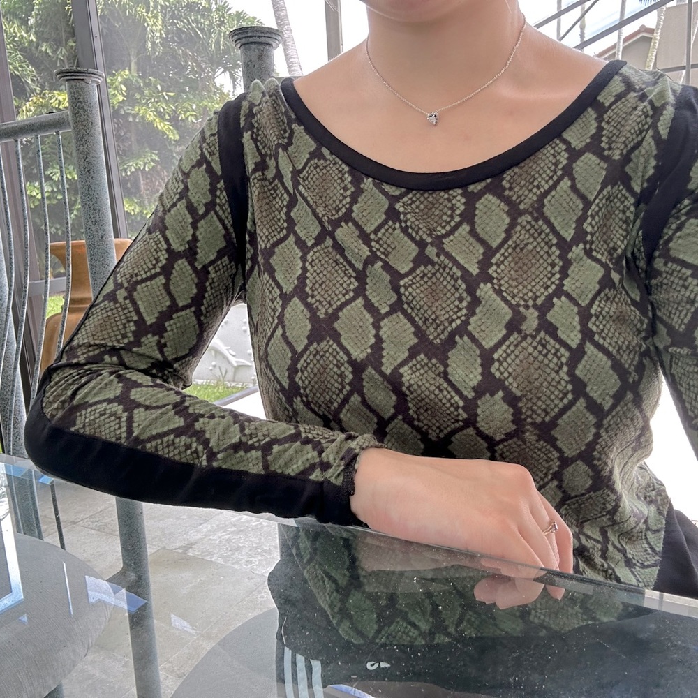 Comfortable Green Python Long Sleeve By Michael K… - image 1